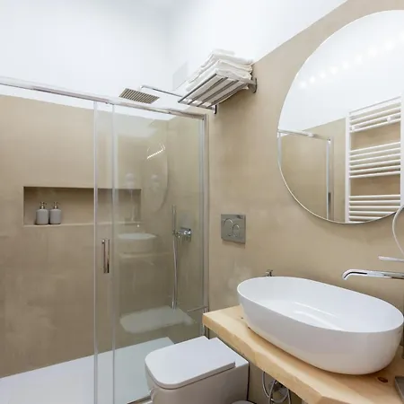 Gemma House - 100mt To Metro Station, 2 En-suite Bathrooms *