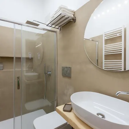 Apartment Gemma House - 100mt To Metro Station, 2 En-suite Bathrooms *